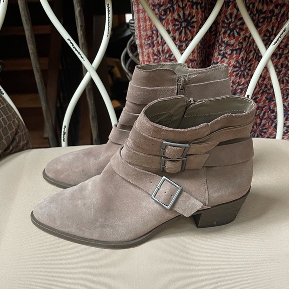 Sole Society Nelmaeye Suede Bootie Taupe Size 8.5 - Picture 5 of 10